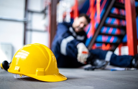 worker fell down and hurt his leg